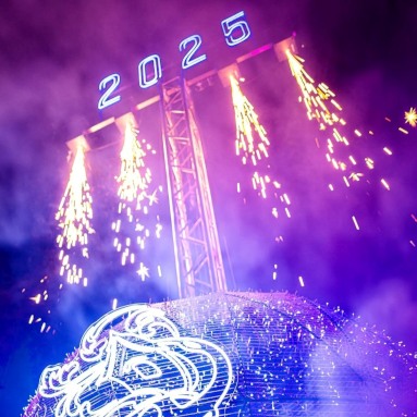 Studio 54 waterproof Custom Neon® sign at the entrance to an outdoor corporate party organized by @ultimo_catering