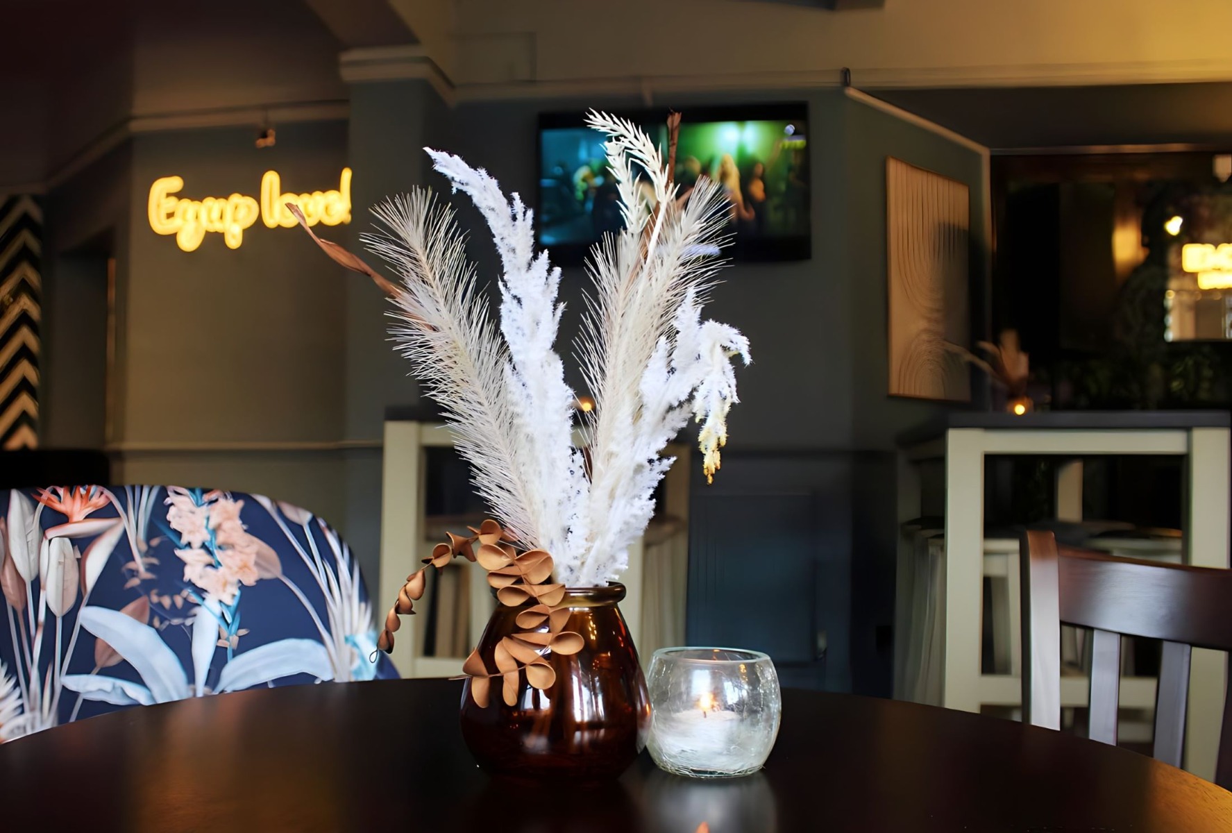 Custom Neon® Ey Up Love LED neon wall sign @emzrestaurant_lounge