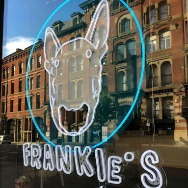 Custom Neon® logo sign @frankiestoasties