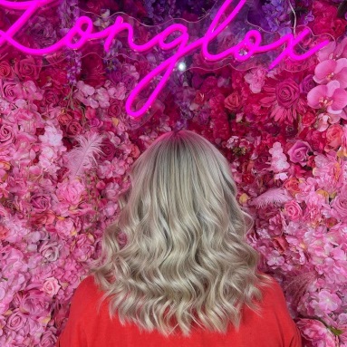 Custom Neon® pink hair salon selfie sign on a rose wall @longlox_hairextentions