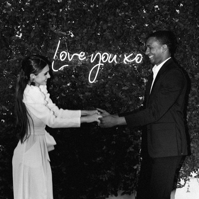 Love You XO Custom Neon® wedding sign on a greenery backdrop photography by @candileonardphotography