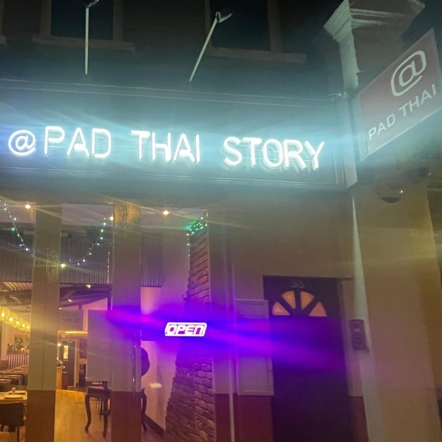 Outdoor restaurant name sign by Custom Neon® @padthaistory