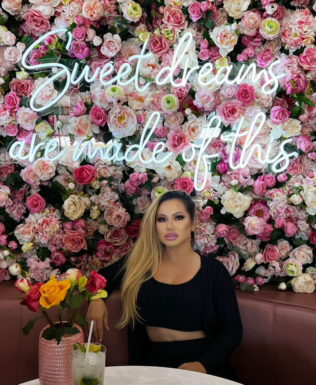 Sweet dreams are made of this white Custom Neon® lyric sign @plateddreamscafe