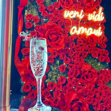 Custom Neon® Veni Vidi Amour sign on rose wall @piu_bella_pizza @floraloasis.nyc